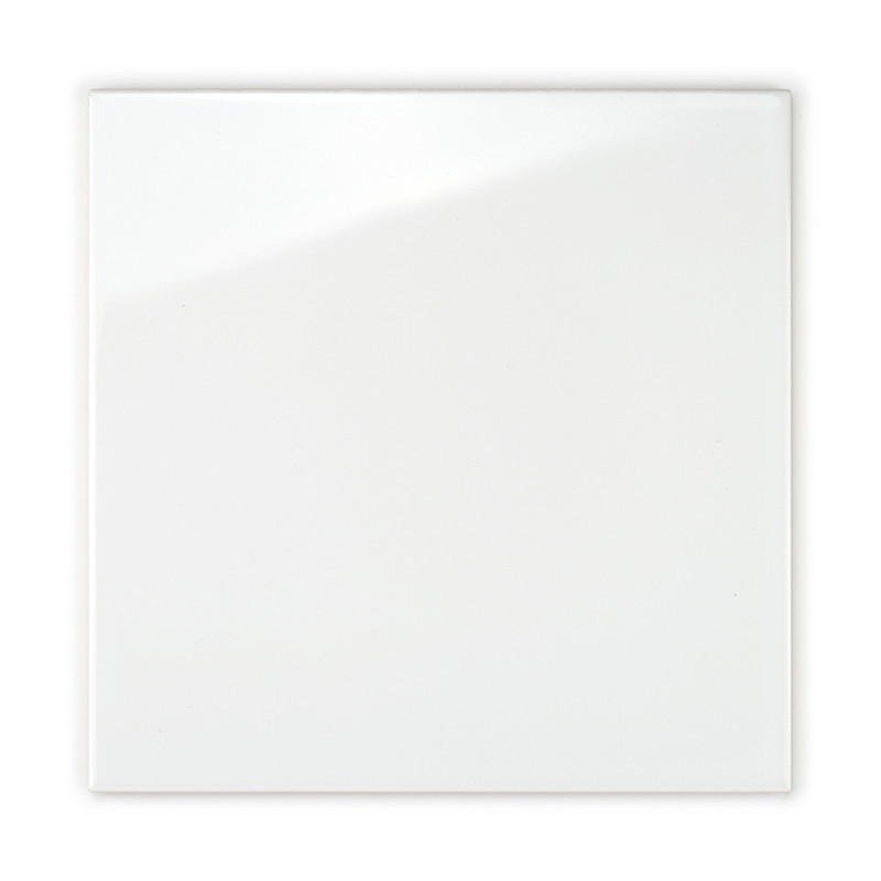 Un azulejo cerámico blanca y lisa que refleja la luz se encuentra aislada en un contexto sencillo y neutro.