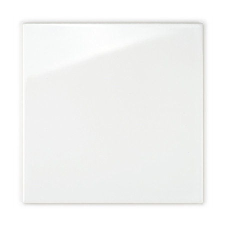 Eine glatte, weiße Keramikfliese, die das Licht reflektiert, steht isoliert in einem schlichten, neutralen Kontext. Eine glatte, weiße Keramikfliese, die das Licht reflektiert, steht isoliert in einem schlichten, neutralen Kontext.