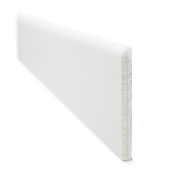 Um rodapé retangular branco encontra-se diagonalmente com uma superfície lisa e mostra uma seção transversal em camadas. Está isolado em um fundo liso.