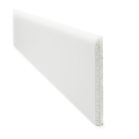 Un rodapie rectangular blanco se encuentra en diagonal con una superficie lisa y muestra una sección transversal en capas. Está aislado sobre un fondo liso.