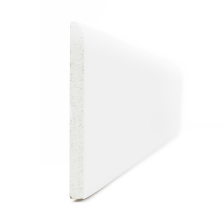 Un rodapie blanco rectangular está en posición vertical, revelando una superficie lisa y un borde biselado con un fondo blanco liso.
