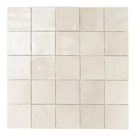 Une grille de 25 carreaux carrés affiche un mélange de surfaces blanc cassé brillantes et mates, uniformément disposées dans une