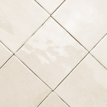 Des carreaux de céramique beiges disposés en diagonale forment un motif en losange. surface lisse avec une texture subtile, créa