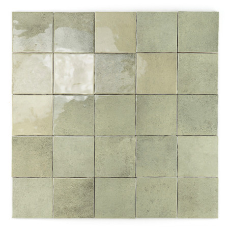 Keramikfliesen bilden ein 5x5-Raster und zeigen verschiedene Grüntöne. Einige Fliesen sind glänzend, reflektieren Licht und erze Keramikfliesen bilden ein 5x5-Raster und zeigen verschiedene Grüntöne. Einige Fliesen sind glänzend, reflektieren Licht und erze