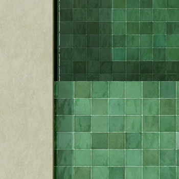 Les carreaux de céramique verte forment un motif géométrique créant une surface lisse et réfléchissante sur un mur vertical, bor