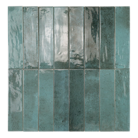 Les carreaux rectangulaires bleu sarcelle brillants sont disposés selon un motif en grille, réfléchissant la lumière de manière 