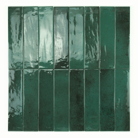 Los azulejos de cerámica verdes reflejan la luz y crean un brillo brillante. Están dispuestos verticalmente uno al lado del otro