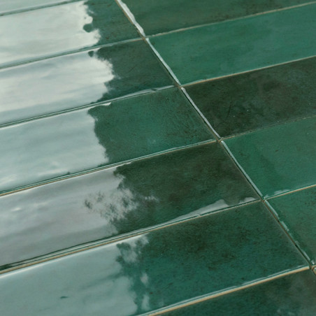 Groene rechthoekige tegels reflecteren licht, waardoor een glanzende glans ontstaat. De subtiele textuur is in een rasterpatroon