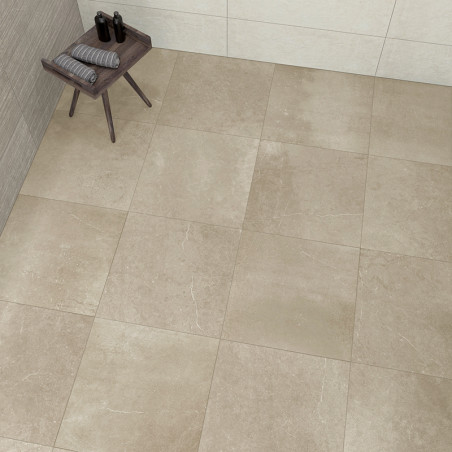 Les carreaux de sol beiges et carrés sont uniformément posés, contrastant avec une petite table en bois contenant des serviettes