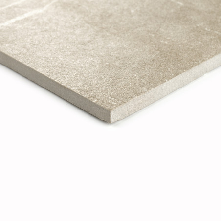 Eine glatte, quadratische Fliese mit leicht abgeschrägter Kante liegt auf einem schlichten, neutralen Hintergrund und bringt ihr Eine glatte, quadratische Fliese mit leicht abgeschrägter Kante liegt auf einem schlichten, neutralen Hintergrund und bringt ihr