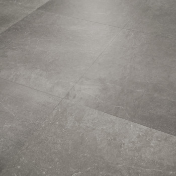 Les carreaux de pierre grise sont parfaitement alignés, créant une surface homogène. De subtiles variations de texture et de cou