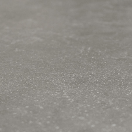 Un carreau gris et lisse affiche un motif subtil et moucheté, imitant la texture de la pierre naturelle dans un décor intérieur 