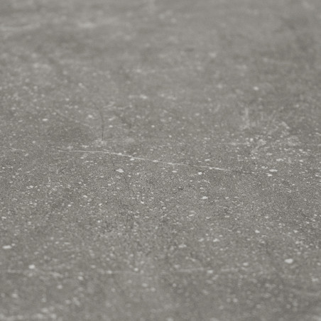 Une surface de carrelage texturée et mate apparaît en gros plan, présentant de subtiles taches et variations dans une couleur gr