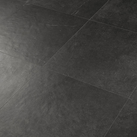 Los azulejos cuadrados de color gris oscuro quedan planos, formando una superficie lisa. La textura sutil y el veteado tenue aña