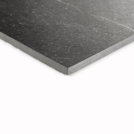 Un azulejo cuadrado de color gris oscuro con superficie lisa y bordes biselados se apoya sobre un fondo blanco, resaltando su es