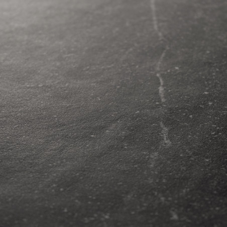 El azulejo es de color gris oscuro con un acabado mate y exhibe sutiles patrones moteados y un tenue veteado lineal, lo que sugi