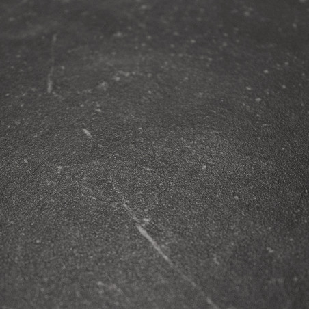 Un azulejo gris oscuro muestra una superficie texturizada con sutiles vetas blancas, lo que sugiere una apariencia de piedra ade