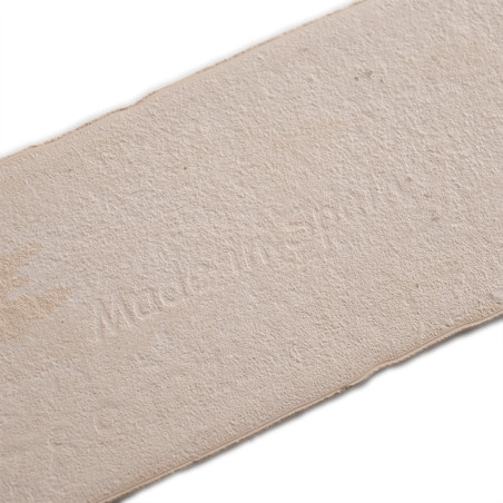 Eine rechteckige beige Fliese mit strukturierter Oberfläche und der Aufschrift „Made in Spain“, die auf ihre Herkunft hinweist. Eine rechteckige beige Fliese mit strukturierter Oberfläche und der Aufschrift „Made in Spain“, die auf ihre Herkunft hinweist.