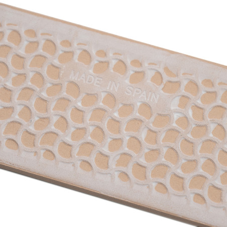 Rechthoekige beige tegel met een verhoogd, gebogen bladachtig patroon en de tekst `MADE IN SPAIN` in reliëf in het midden. Rechthoekige beige tegel met een verhoogd, gebogen bladachtig patroon en de tekst `MADE IN SPAIN` in reliëf in het midden.