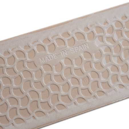 Les carreaux rectangulaires beiges présentent des motifs géométriques avec des formes courbes et imbriquées en relief. « MADE IN Les carreaux rectangulaires beiges présentent des motifs géométriques avec des formes courbes et imbriquées en relief. « MADE IN