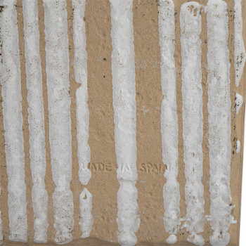 Un azulejo marrón texturizado presenta rayas blancas verticales que se asemejan a gotas de pintura. En la zona inferior lleva in