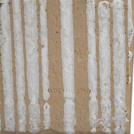 Un azulejo marrón texturizado presenta rayas blancas verticales que se asemejan a gotas de pintura. En la zona inferior lleva in