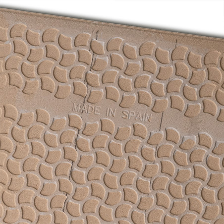 Op een lichtbruine tegel met een herhalend halfrond patroon en zichtbare scheuren staat in het midden de tekst `MADE IN SPAIN`. Op een lichtbruine tegel met een herhalend halfrond patroon en zichtbare scheuren staat in het midden de tekst `MADE IN SPAIN`.