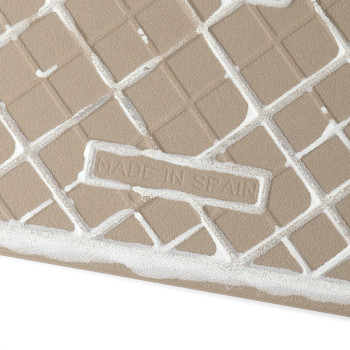 Um ladrilho bege exibe linhas de grade diagonais com lacunas de preenchimento de argamassa branca. O centro diz "MADE IN SPAIN",