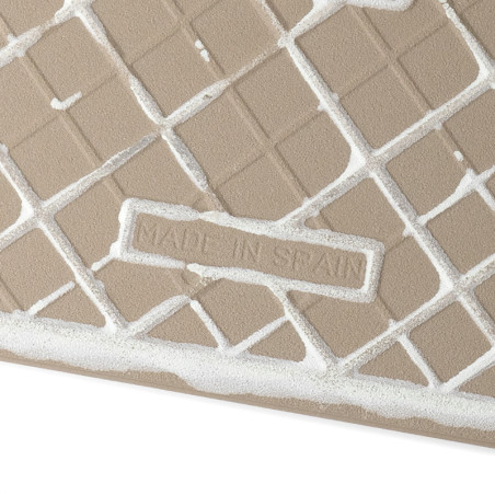 Um ladrilho bege exibe linhas de grade diagonais com lacunas de preenchimento de argamassa branca. O centro diz "MADE IN SPAIN", Um ladrilho bege exibe linhas de grade diagonais com lacunas de preenchimento de argamassa branca. O centro diz "MADE IN SPAIN",