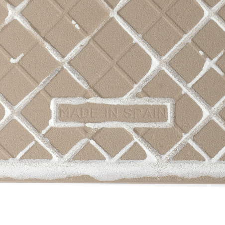 Een beige keramische tegel met een rasterpatroon met elkaar kruisende diagonale lijnen. de tekst luidt `GEMAAKT IN SPANJE`, omge Een beige keramische tegel met een rasterpatroon met elkaar kruisende diagonale lijnen. de tekst luidt `GEMAAKT IN SPANJE`, omge