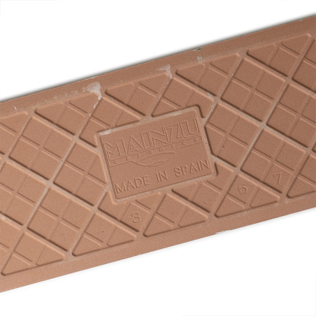 Um ladrilho retangular marrom com uma grade de linhas e triângulos em relevo. O texto centralizado diz: `MAINZU CERAMICA MADE IN Um ladrilho retangular marrom com uma grade de linhas e triângulos em relevo. O texto centralizado diz: `MAINZU CERAMICA MADE IN