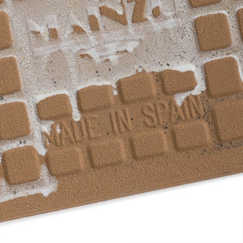 El azulejo cerámico texturizada tiene un patrón de cuadrícula, algo de desgaste superficial y el texto en relieve `MADE IN SPAIN