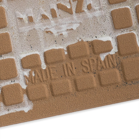 O revestimento cerâmico texturizado apresenta um padrão de grade, algum desgaste superficial e o texto em relevo `MADE IN SPAIN` O revestimento cerâmico texturizado apresenta um padrão de grade, algum desgaste superficial e o texto em relevo `MADE IN SPAIN`