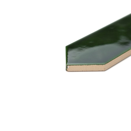 Eine glänzende, grüne, flache Fliese mit abgeschrägter Kante liegt vor einem weißen Hintergrund und betont ihre glatte, reflekti