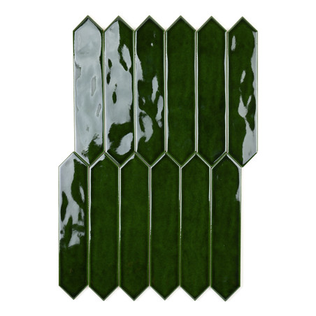 Los azulejos de color verde oscuro brillante están dispuestos en un patrón vertical desplazado, creando un diseño elegante y mod Los azulejos de color verde oscuro brillante están dispuestos en un patrón vertical desplazado, creando un diseño elegante y mod