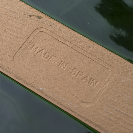 Auf einer Keramikfliese ist der Text „MADE IN SPAIN“ eingeprägt. Die Fliese verbindet glänzendes Grün mit einer matten, struktur