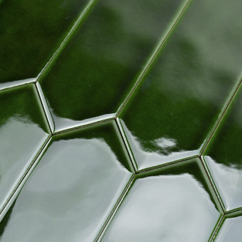 Les carreaux verts brillants forment un motif géométrique, créant une surface réfléchissante dans un agencement uniforme, suggér
