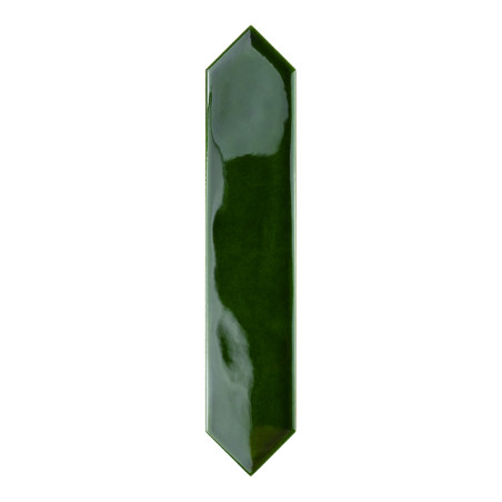 Un carreau hexagonal allongé, vert foncé, brillant, aux extrémités pointues, se trouve sur un fond blanc, réfléchissant doucemen