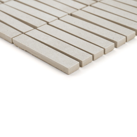 Les carreaux rectangulaires gris sont soigneusement disposés en rangées parallèles alignées, créant un motif épuré et minimalist Les carreaux rectangulaires gris sont soigneusement disposés en rangées parallèles alignées, créant un motif épuré et minimalist