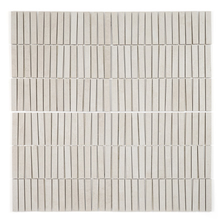 Los azulejos beige rectangulares y alineados verticalmente forman un patrón de cuadrícula. Los azulejos estrechos están espaciad