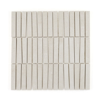 Les carreaux blancs rectangulaires et effilés sont disposés selon un motif de grille, chaque rangée étant subtilement décalée, c