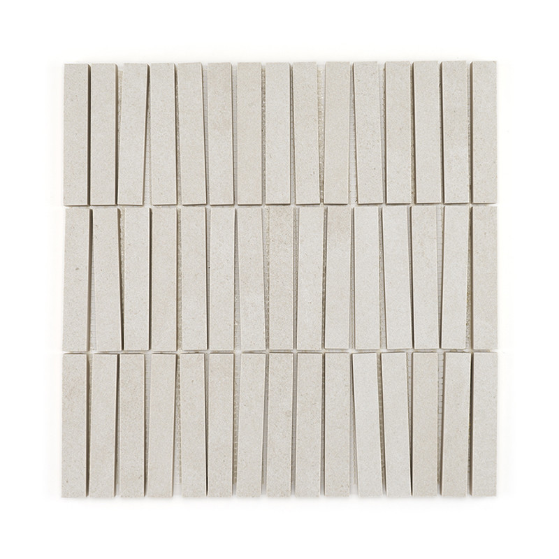 Les carreaux blancs rectangulaires et effilés sont disposés selon un motif de grille, chaque rangée étant subtilement décalée, c