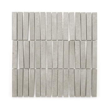 Les carreaux gris rectangulaires disposés en quinconce forment une mosaïque carrée, créant une surface texturée adaptée à un déc