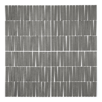 Rechthoekige grijze tegels zijn verticaal gerangschikt in rijen op gelijke afstand van elkaar en vormen een rasterpatroon op een
