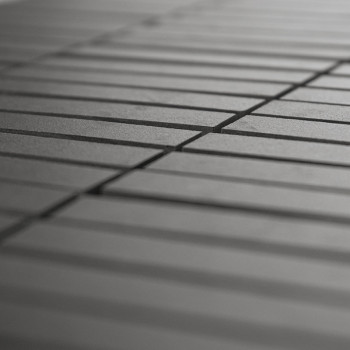 Les carreaux de céramique gris sont disposés en lignes parallèles uniformes, créant un motif de grille. La perspective met en va