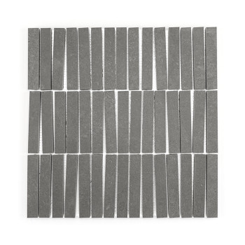 Rechthoekige grijze tegels zijn verticaal gerangschikt in rijen op gelijke afstand van elkaar en vormen een rasterpatroon op een