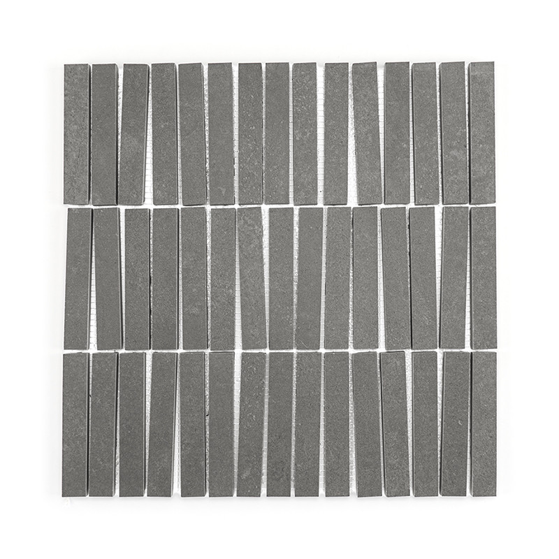Les carreaux gris rectangulaires sont disposés verticalement en rangées équidistantes, formant un motif de grille sur un fond bl