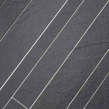 Dunkelgraue rechteckige Fliesen werden in einem diagonalen Muster verlegt, wodurch eine strukturierte Oberfläche mit dünnen, hel