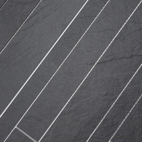 Les carreaux rectangulaires gris foncé sont posés en diagonale, créant une surface texturée avec des lignes de coulis fines et c