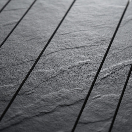 Les carreaux gris présentent une surface texturée et ondulée, créant une apparence naturelle semblable à celle de la pierre. Il 